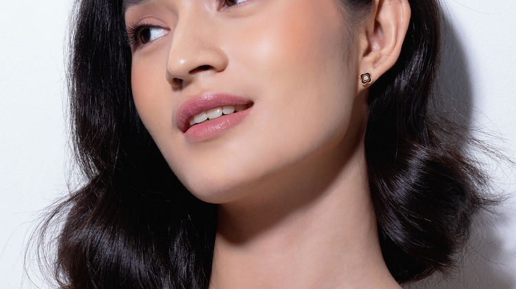 Model anting emas simple elegan dengan desain minimalis dan modern