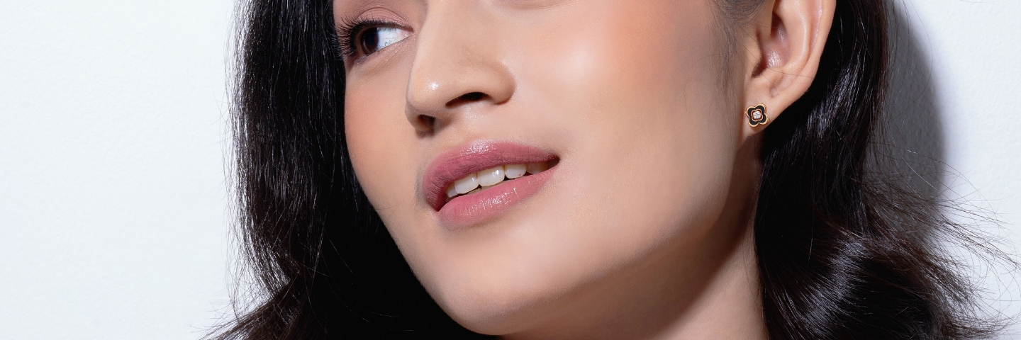 Model anting emas simple elegan dengan desain minimalis dan modern