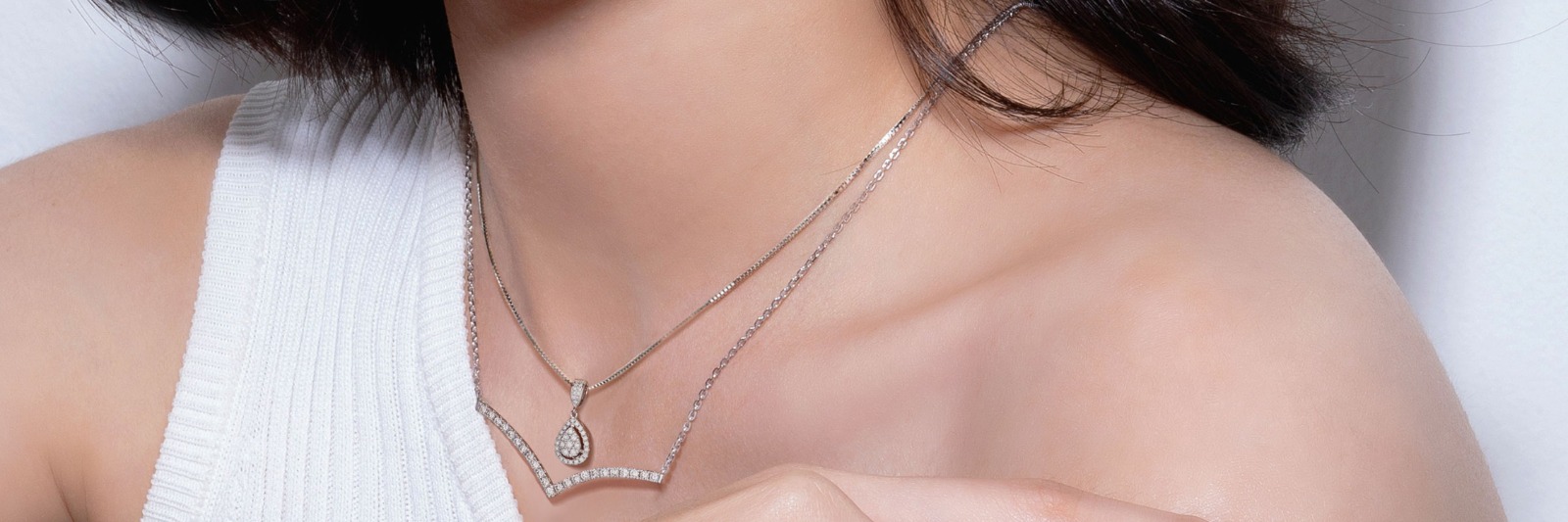 Model kalung emas simple elegan dengan liontin berlian asli berkilau