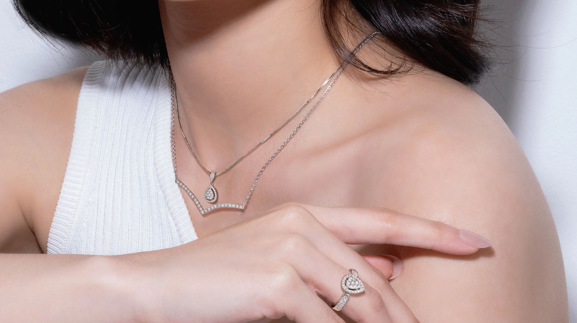 Model kalung emas simple elegan dengan liontin berlian asli berkilau