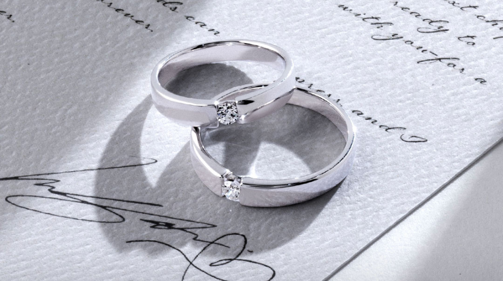 Wedding ring The Palace Jeweler dengan desain klasik elegan untuk pasangan